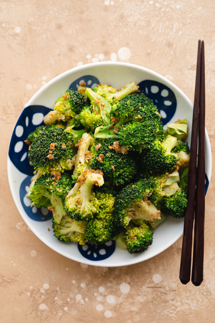 broccoli gomaae on a plate with chopsticks