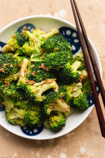 broccoli gomaae on a plate with chopsticks
