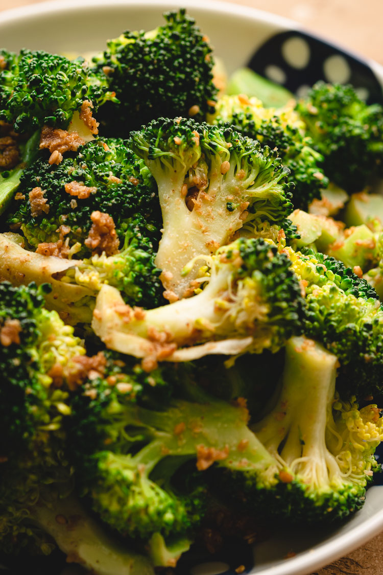 broccoli gomaae on a plate