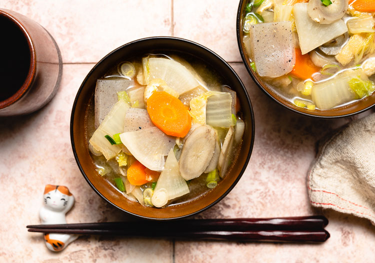 miso kenchinjiru in soup bowls