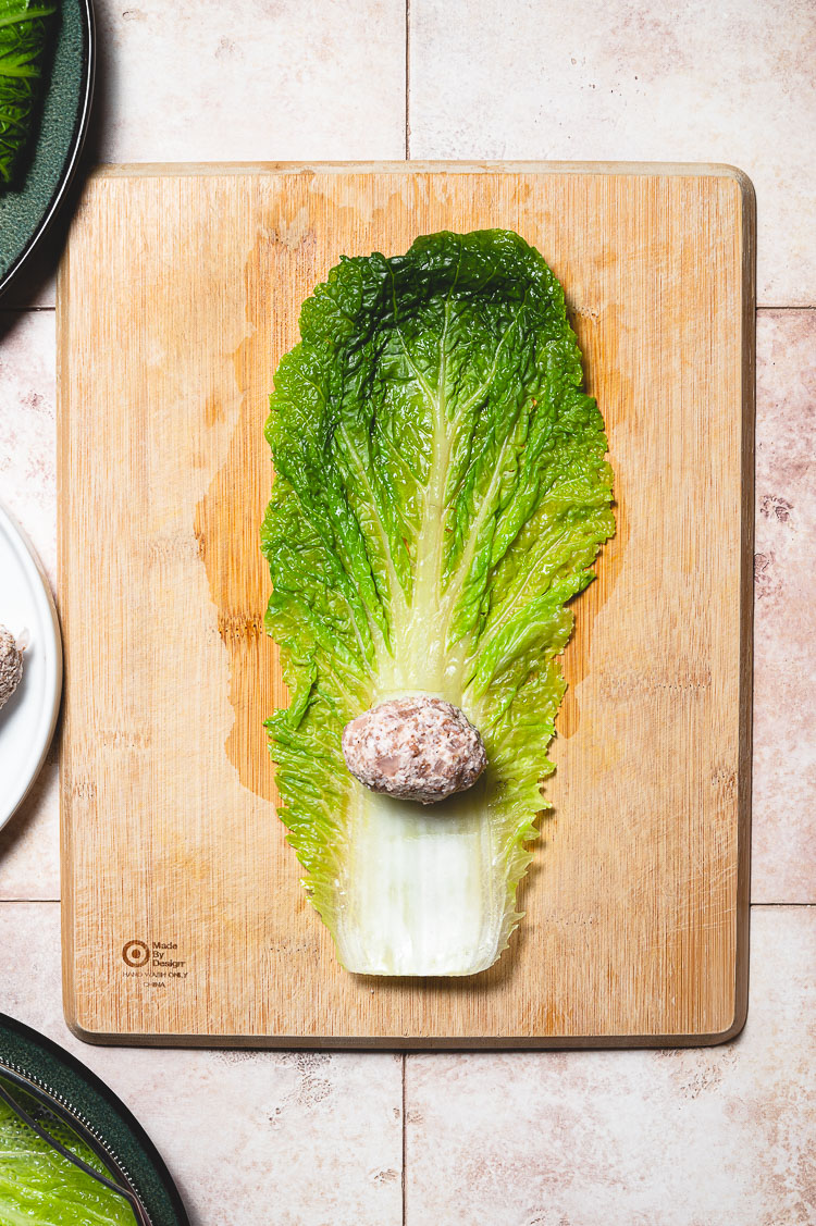 cabbage roll rolling process: filling on cabbage leaf