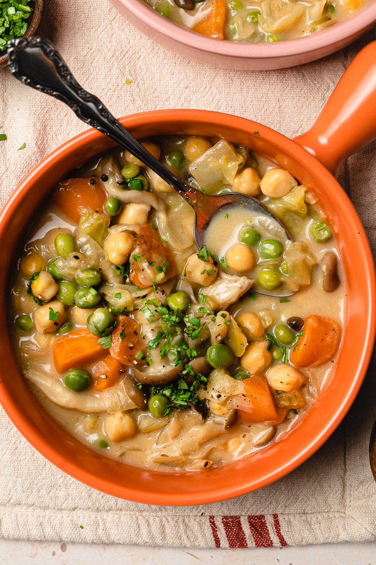 vegan cream stew with peas and chickpeas