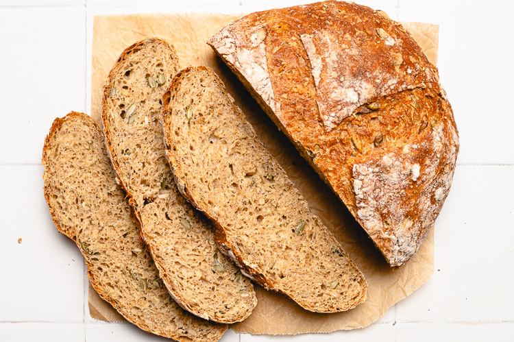 no knead bread cut in slices